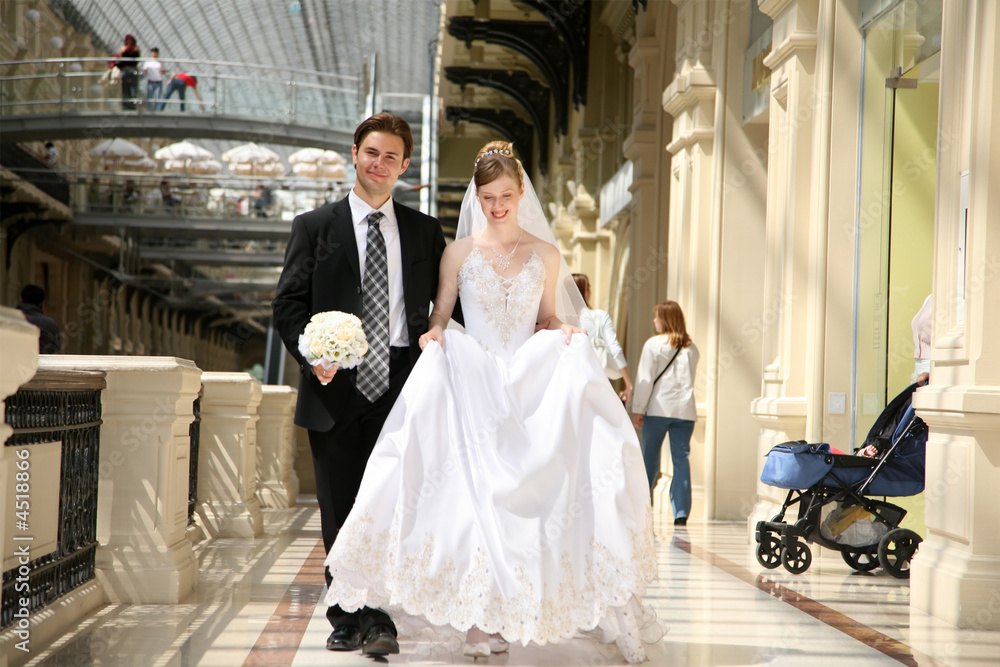 Fototapeta premium newlywed walking in the trade center
