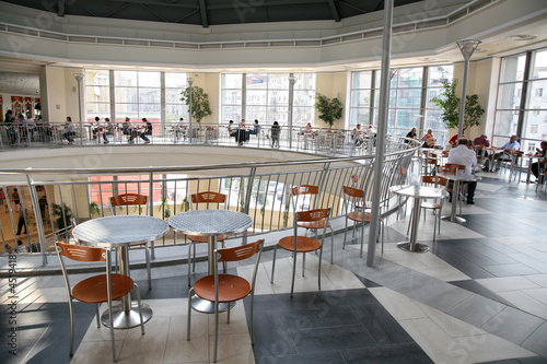 Fotografía cafe tables in the hall of the store
