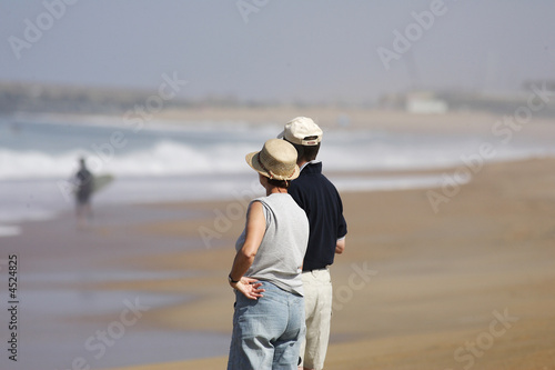 couple sur la plage qui regarde la mer