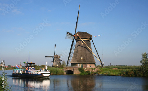 bateau et moulin à vent