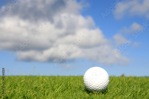 balle de golf sur le fairway sous le soleil