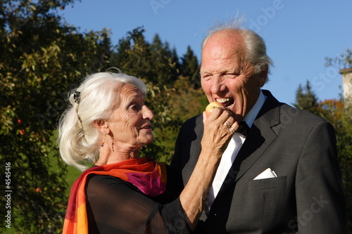 Frau lässt mann von Apfel beissen