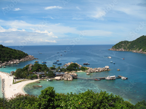 iles avec bateaux et aménagements touristiques