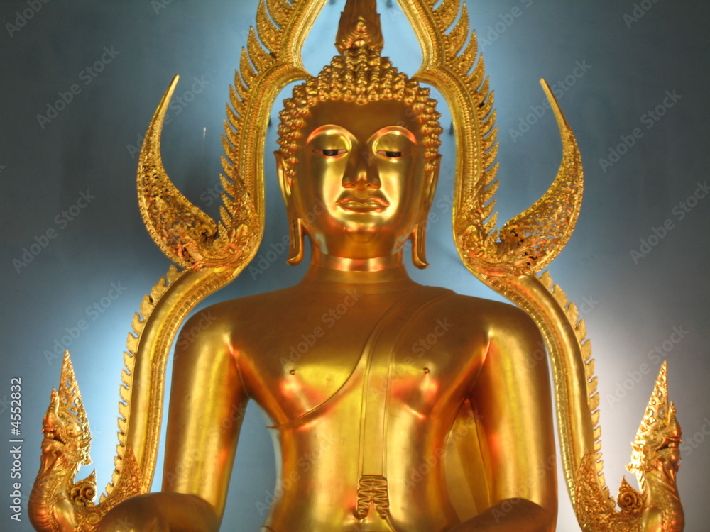 Fototapeta premium statue de bouddha dorée, sur fond bleu