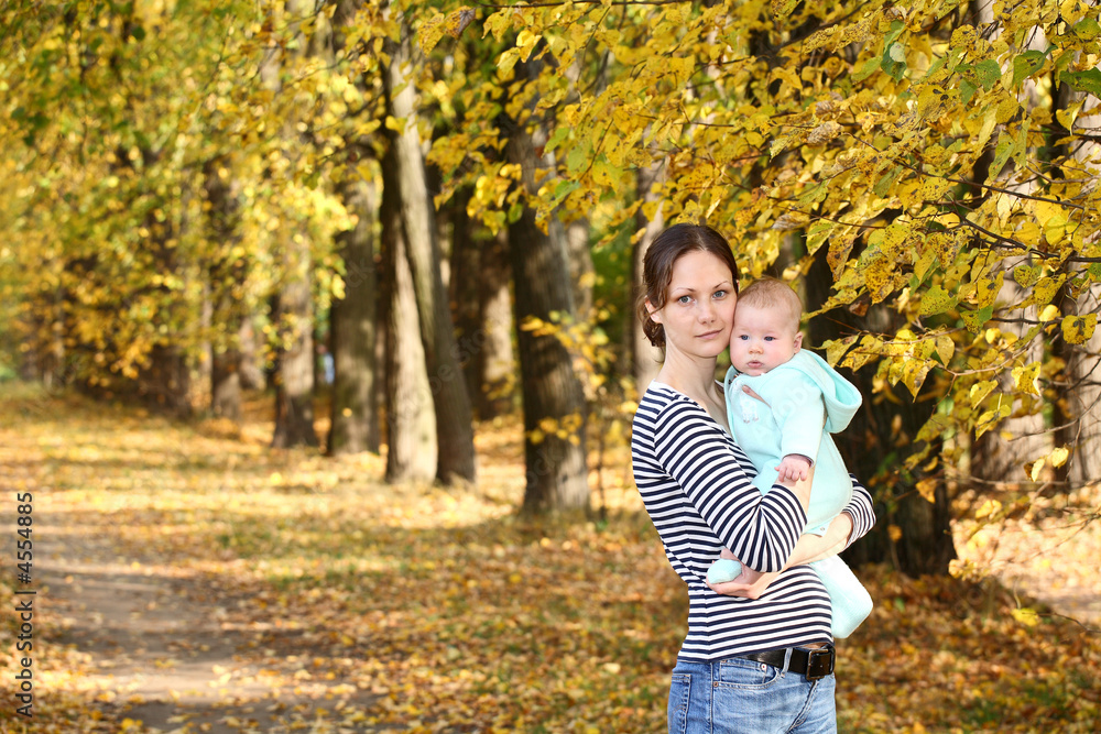 Mother and baby in the autumnal park.