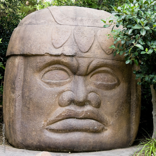 Tahiti statue