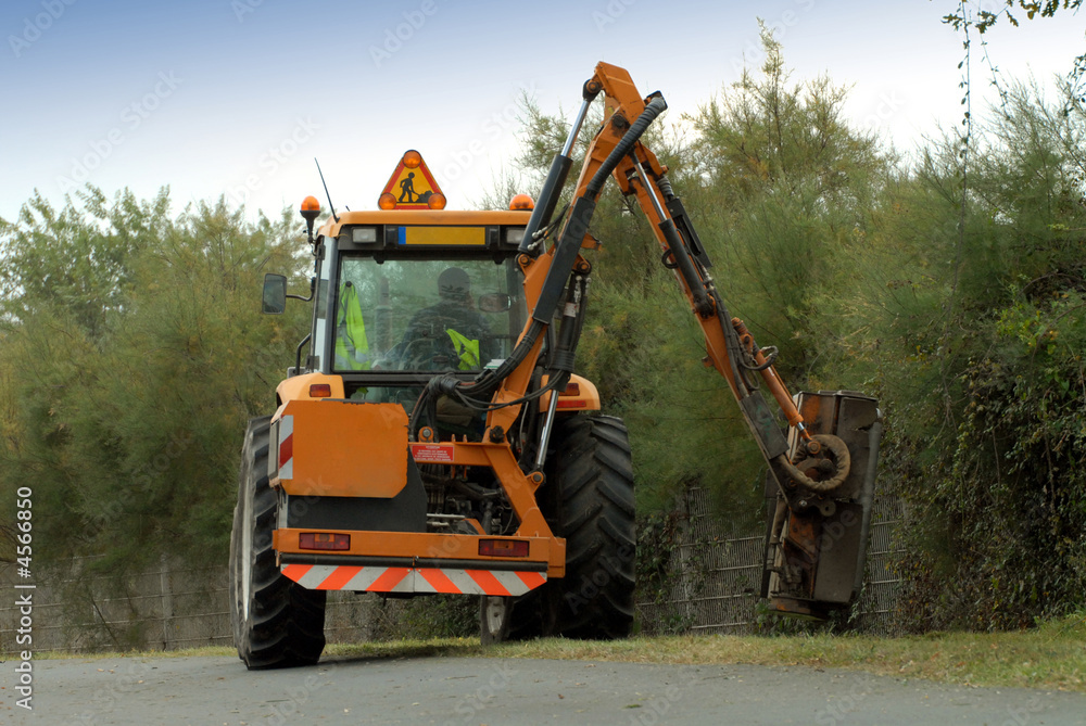 fauchage au bord d'une route fauchage au bord d'une route