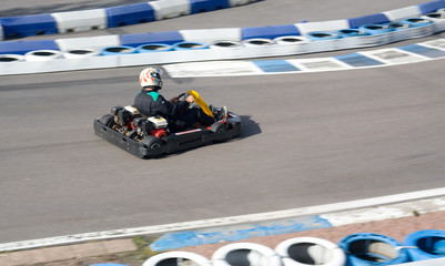 Fototapete Motorsport Gokart fährt schnell auf Open-Air-Rennstrecke.  © hazan