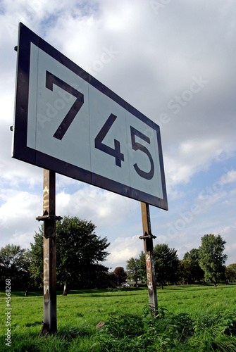 KM 745
