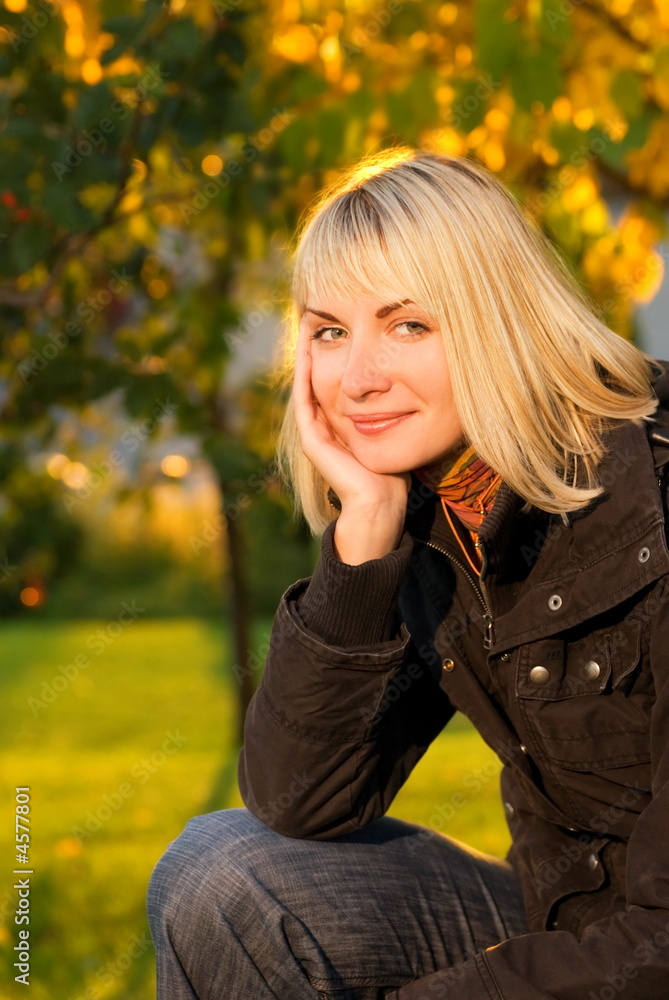 Obraz premium Smiling girl on autumn background