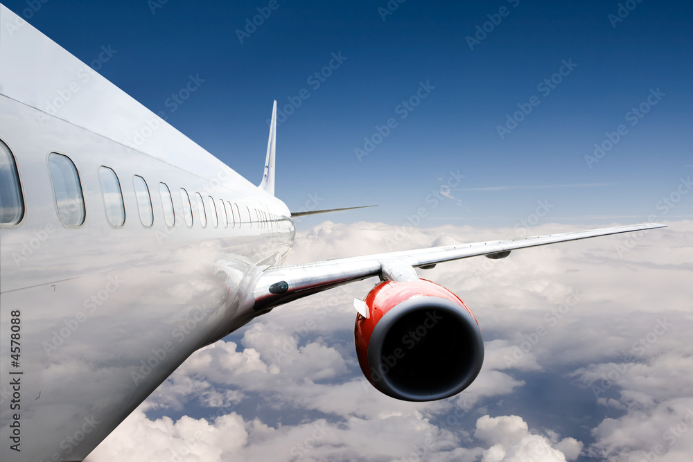 Fototapeta premium Samolot nad chmurami