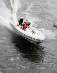 Acrylglasbilder Wasser Motorsport Motorboot auf glitzerndem Wasser  © Dmitry Nikolaev