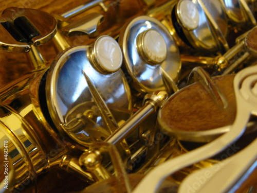 Saxophone alto dans sa boîte
