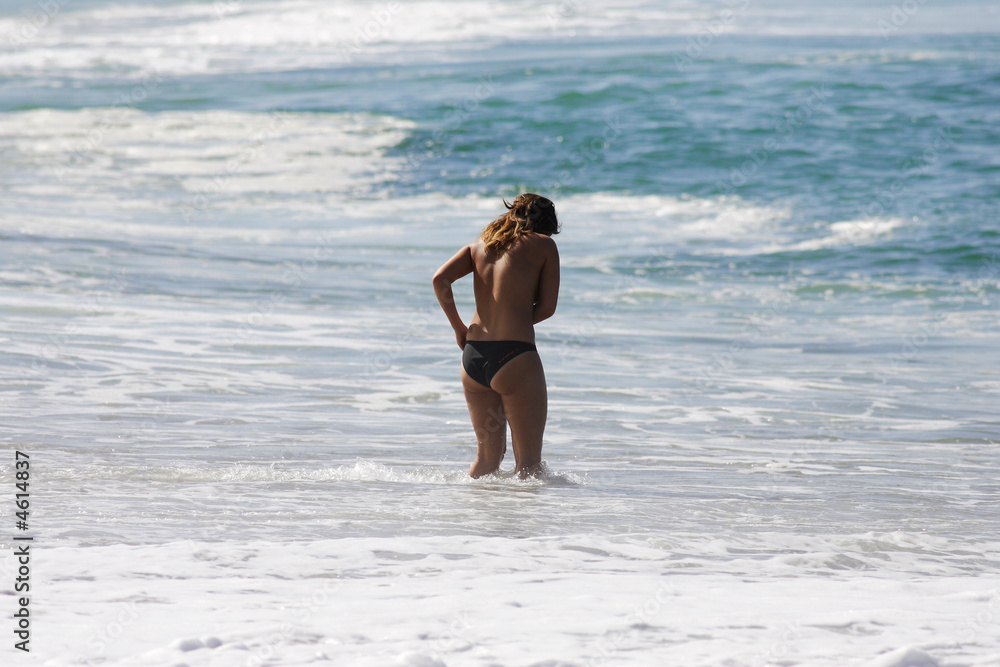 femme sexy en bikini sur la plage 
