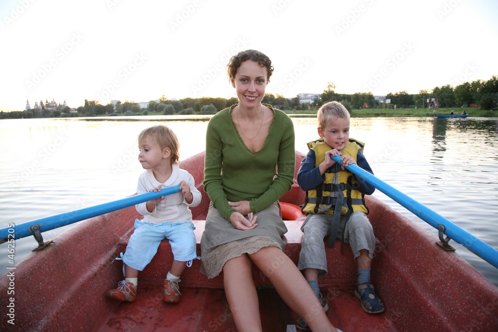 Obraz premium mother with children go for a boat