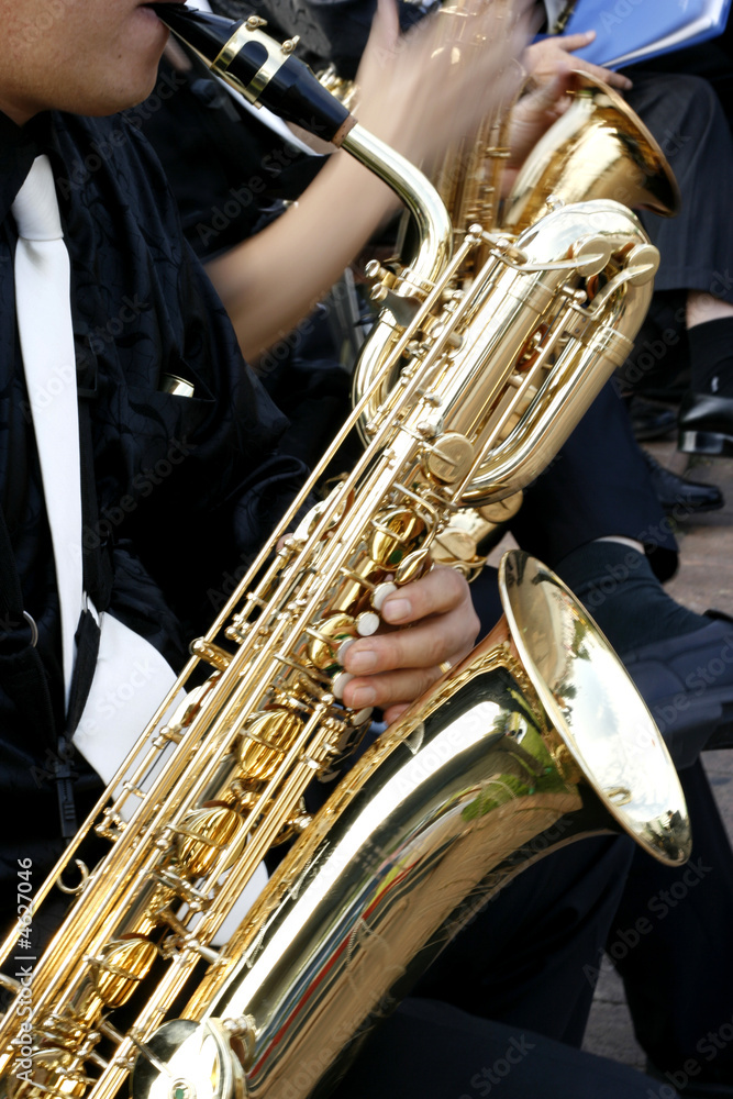 Obraz premium Man playing saxophone