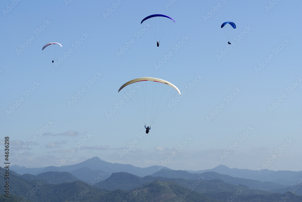 Vier Paraglider über dem Atlantischen Regenwald Vier Paraglider über dem Atlantischen Regenwald