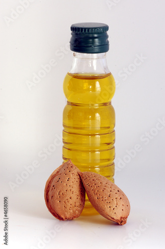 Botella de aceite con almendras