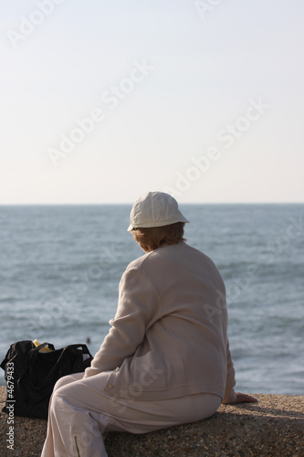 femme seule qui regarde la mer
