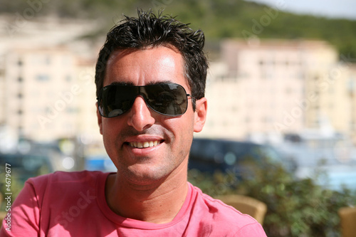 Jeune homme portant des lunettes de soleil