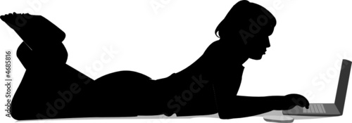 fille travaillant sur un ordinateur portable