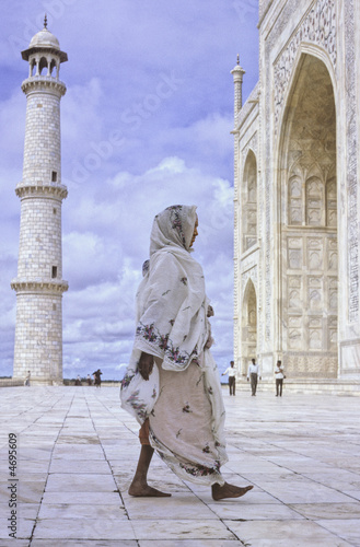 Taj Mahal woman-2a 