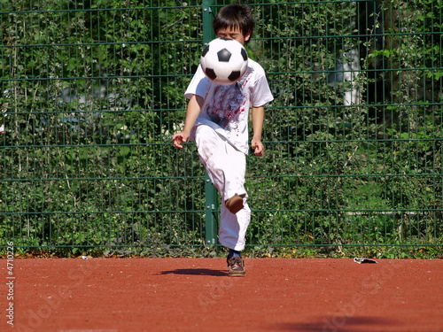 kinder spielen fußball