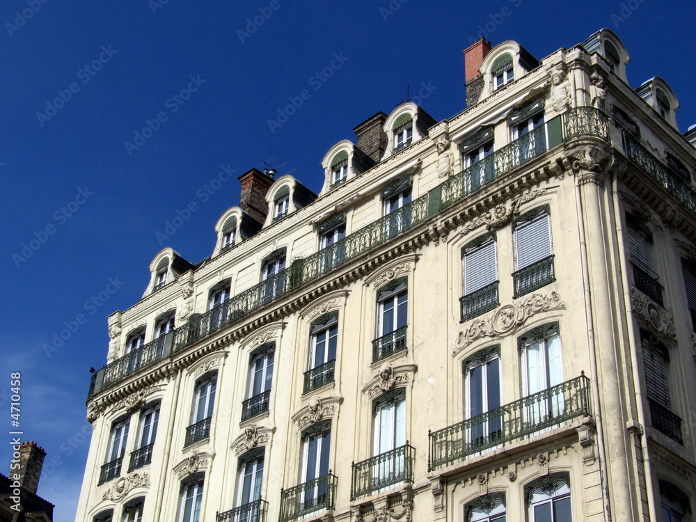 Immeuble de pierre blanche, Ciel bleu, Lyon, France