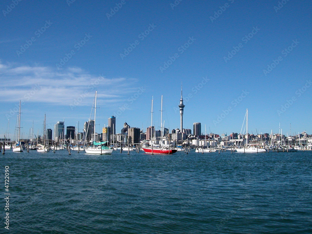 Naklejka premium Port d'Auckland. Au centre, la Sky Tower - New Zealand