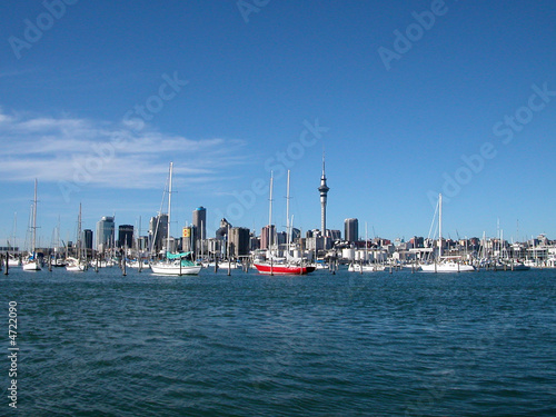 Port d'Auckland. Au centre, la Sky Tower - New Zealand