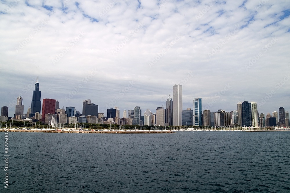 Fototapeta premium Skyline of Chicago on an overcast day