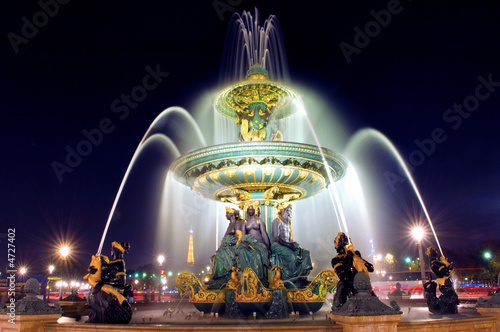 Paris. Place de la Concorde: Fountain at night © TMAX