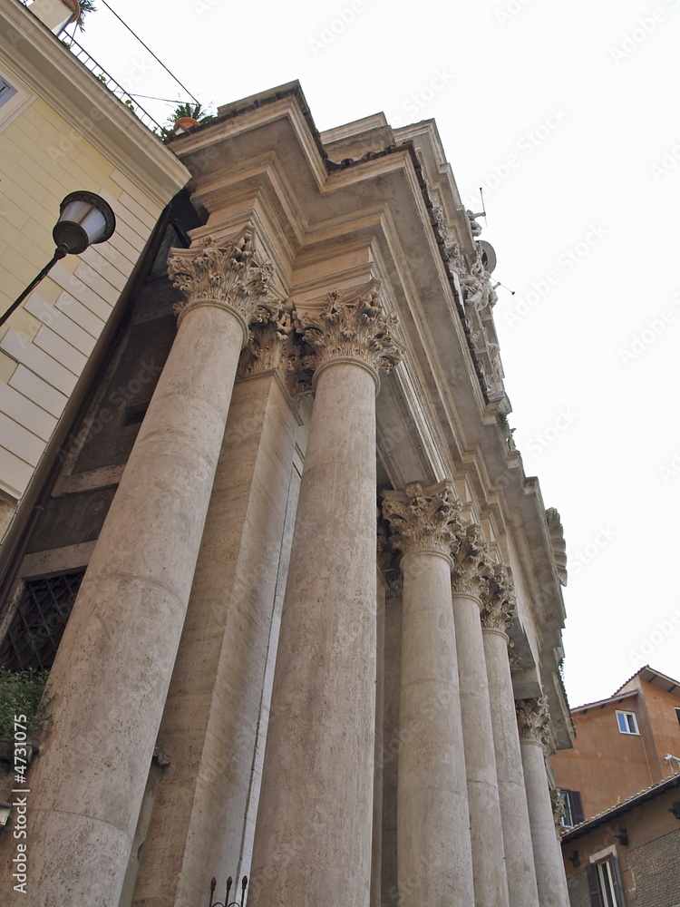 säulen der santi apostoli in rom am trevi brunnen