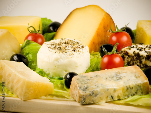 Quesos diferentes variedades - Different cheeses varieties #4740868