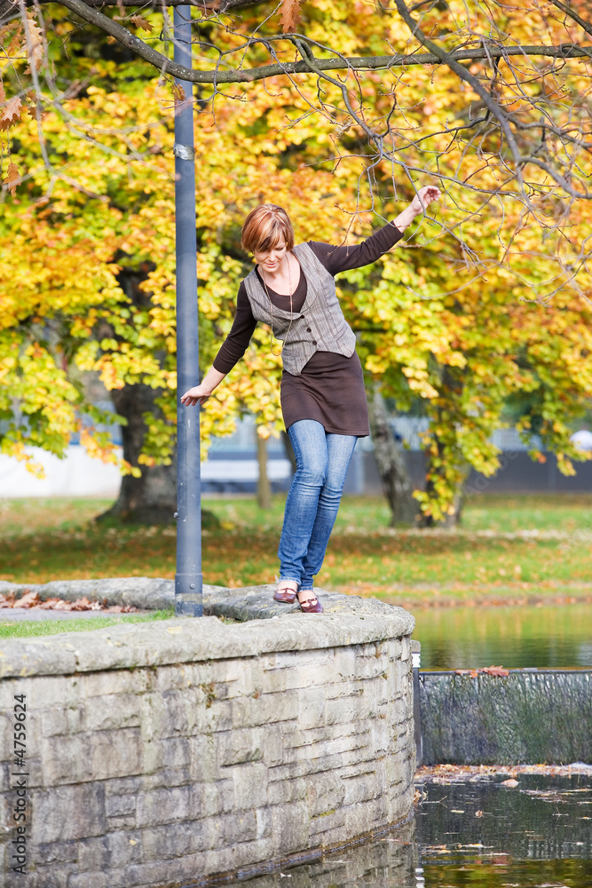 Obraz premium Frau in Herbstlandschaft