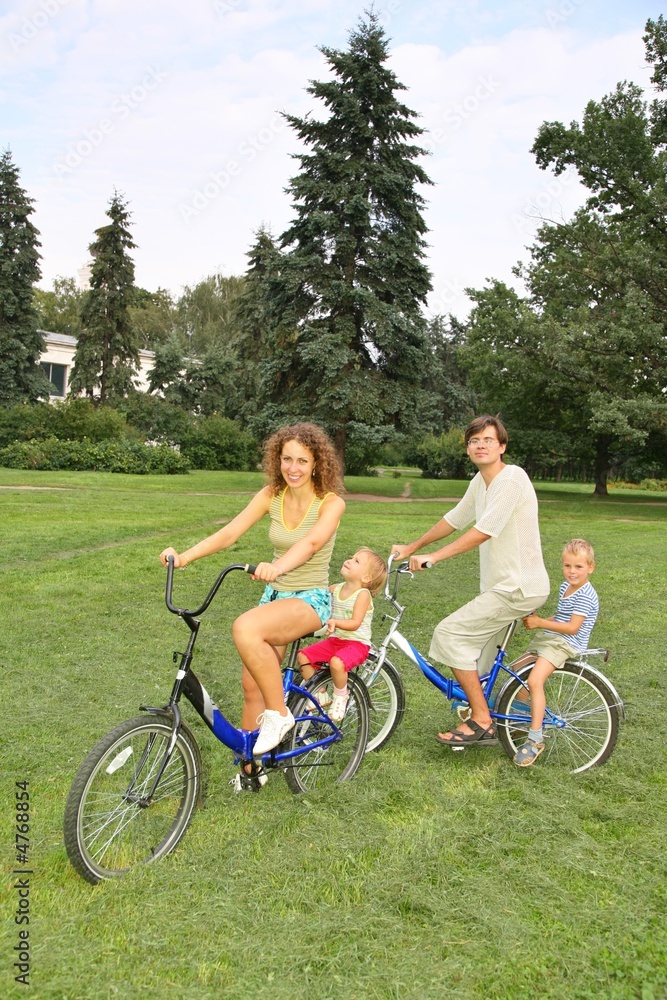 Fototapeta premium family on bicycles