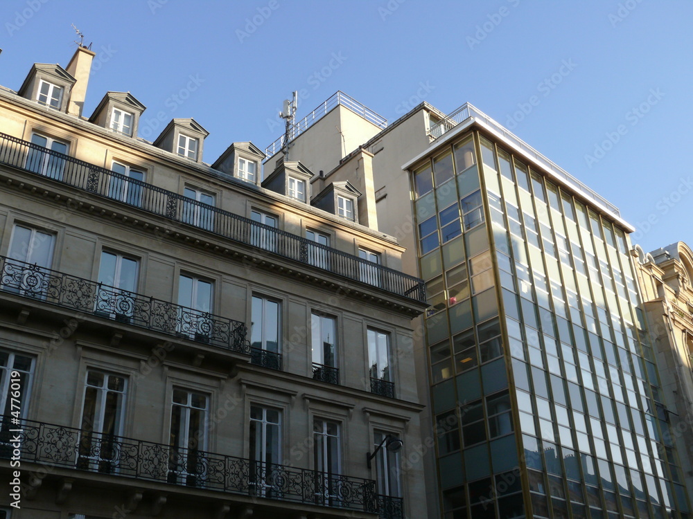 Obraz premium Immeuble ancien en pierre et immeuble moderne en verre
