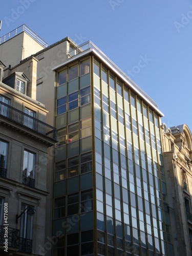 Immeuble de bureaux en verre, Paris photo