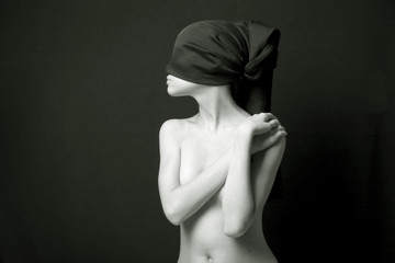 Fototapete Frauen Aktmodell mit schwarzer Bandage  © Egor Mayer