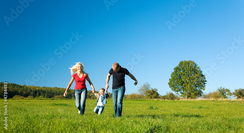 Familie im Gras