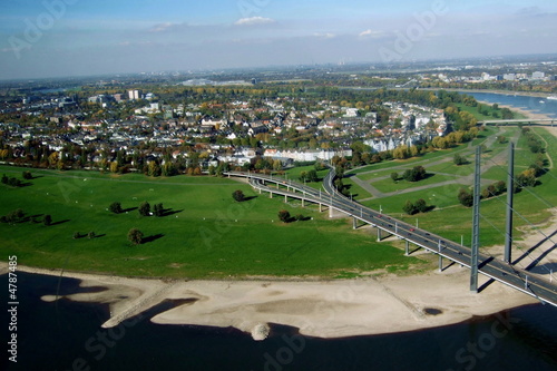 Düsseldorf Oberkassel mit Rheinkniebrücke