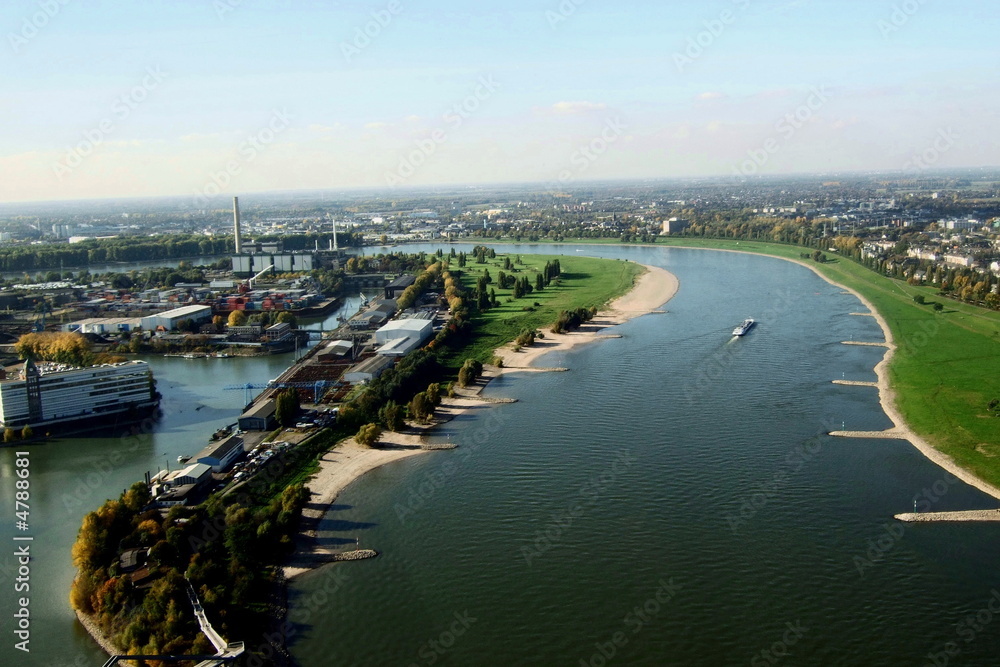 Düsseldorf mit Medienhafen, Industrieanlagen u. Golfplatz Düsseldorf mit Medienhafen, Industrieanlagen u. Golfplatz