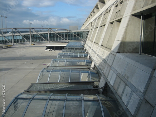 Flughafen wartet am Gate