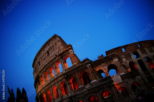 Tablou pe pânză The colosseum  in Rome  at dusk