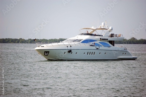 Fotografie White Luxury Yacht