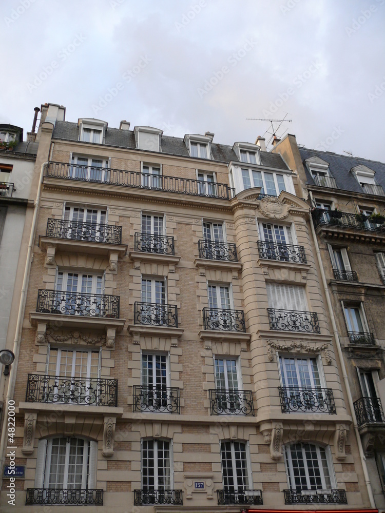Façade sculptée avec balcons, Paris