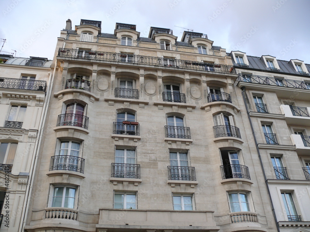 Façade d'immeuble sculptée avec balcons, Paris