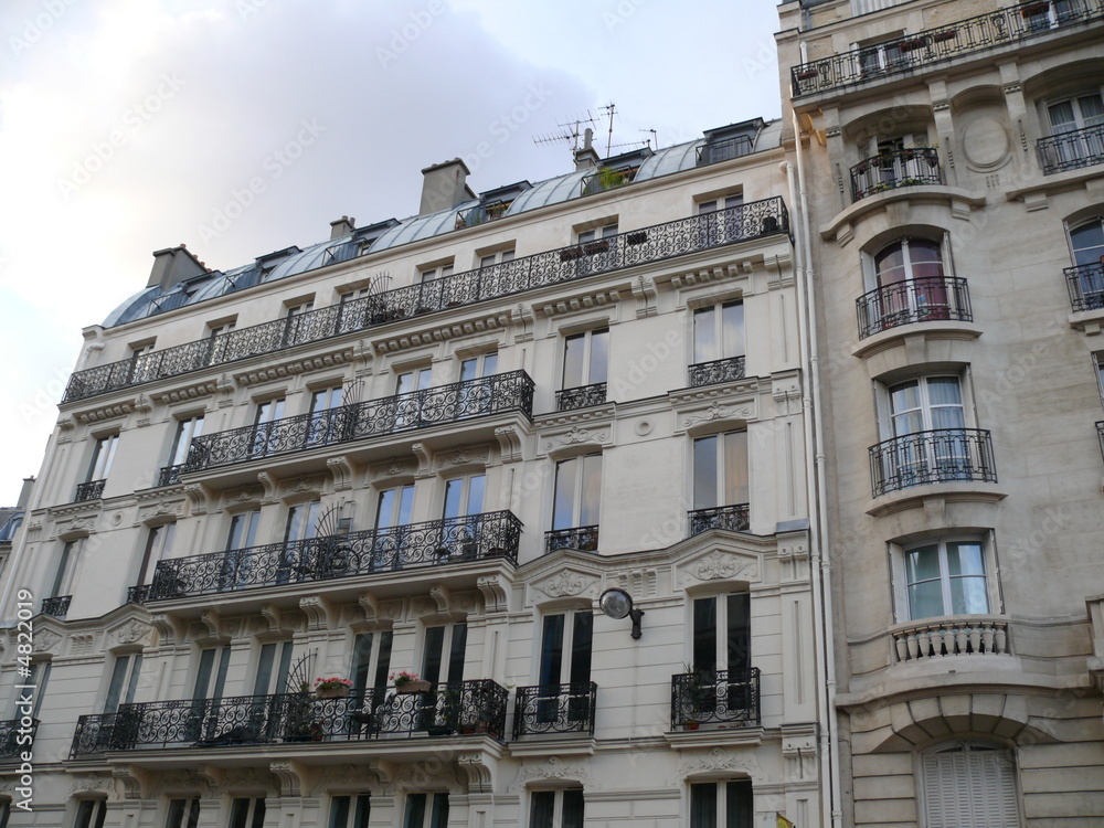 Immeubles en pierre, balcons de fer, Paris
