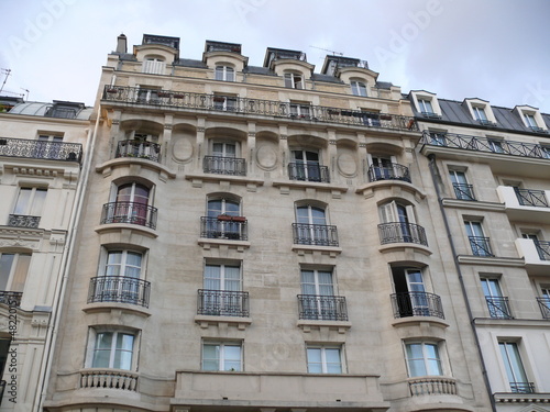 Façade d'immeuble sculptée avec balcons, Paris © Bruno Bleu