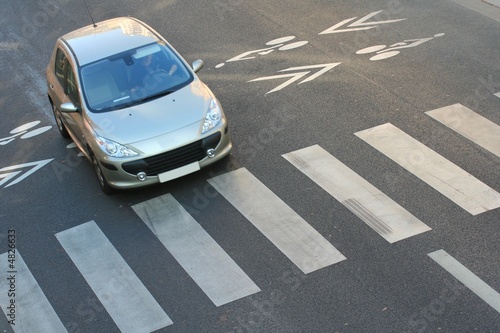 Voiture devant un passage pour piétons